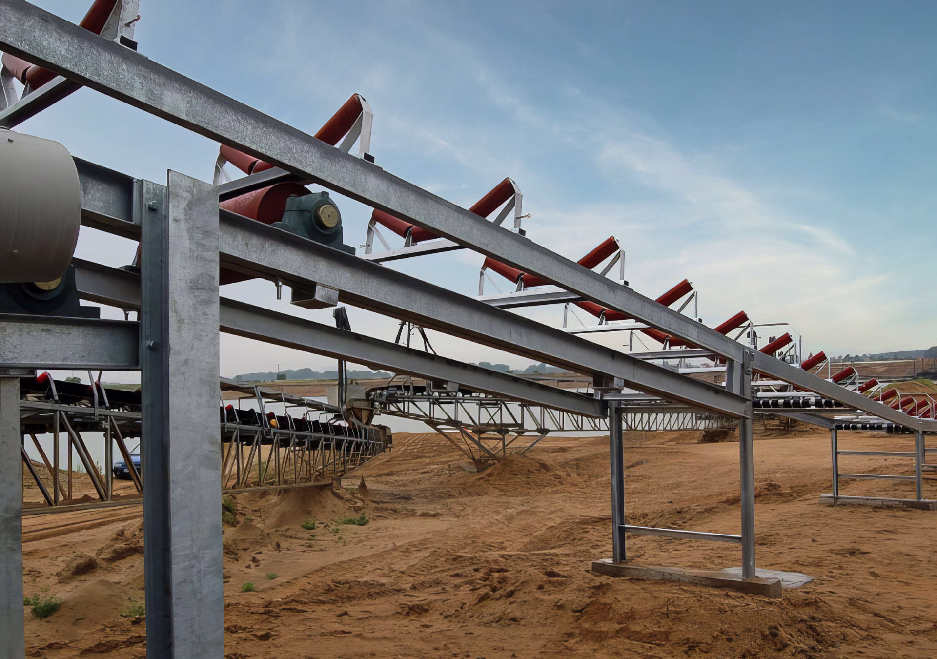 Plnonosníkové pásové dopravníky a ocelové konstrukce vyrobené firmou AMG Karel Pícha.